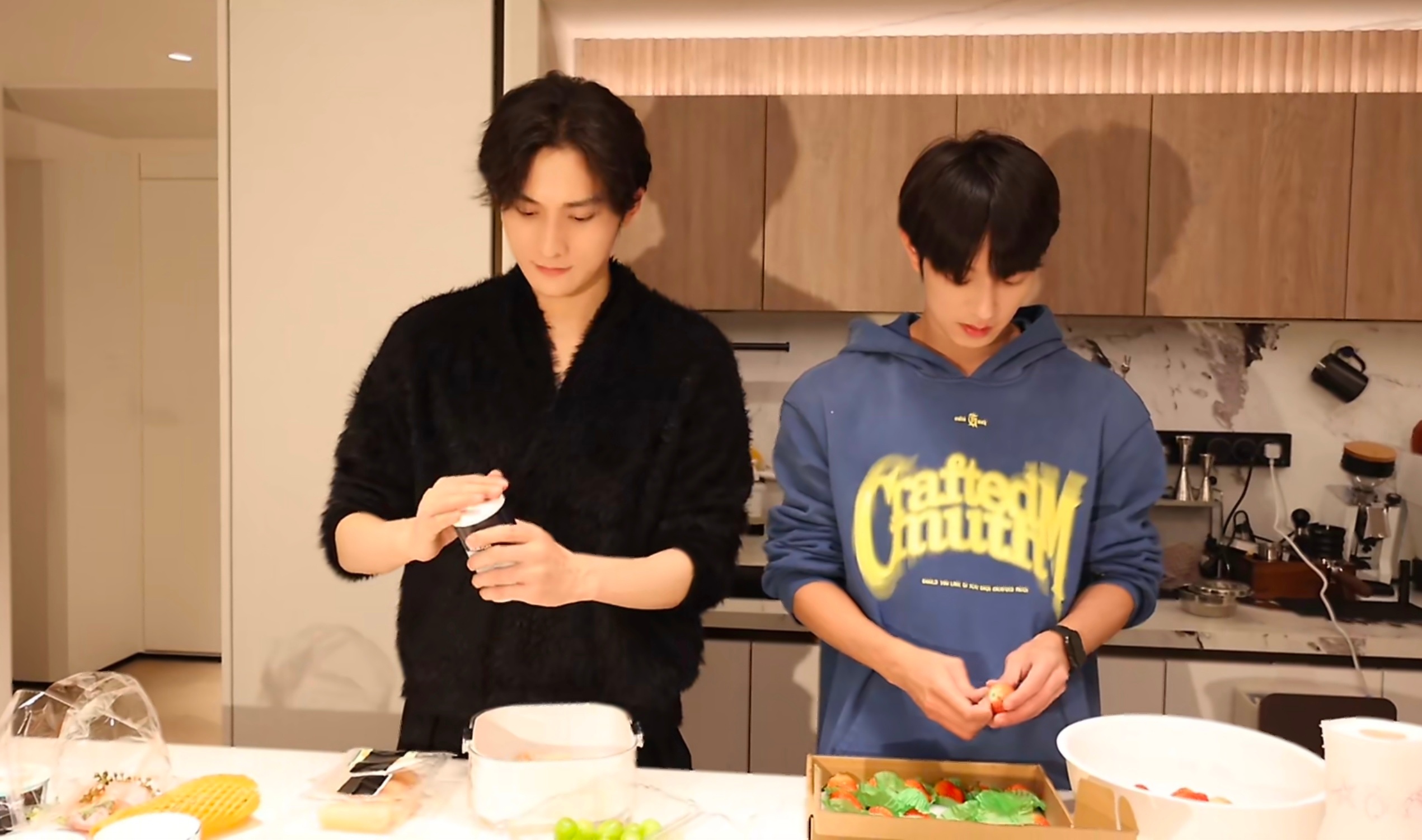 世界以痛吻江衡李沛恩 江衡李沛恩报之以体态修长肤白貌美高鼻梁水灵灵的眼睛长睫毛高