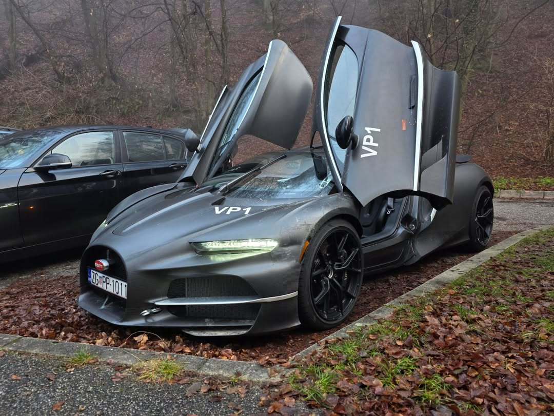 一天一张文艺照 冬季路测中的陀飞轮VP1，左前面板还有碰撞～ 