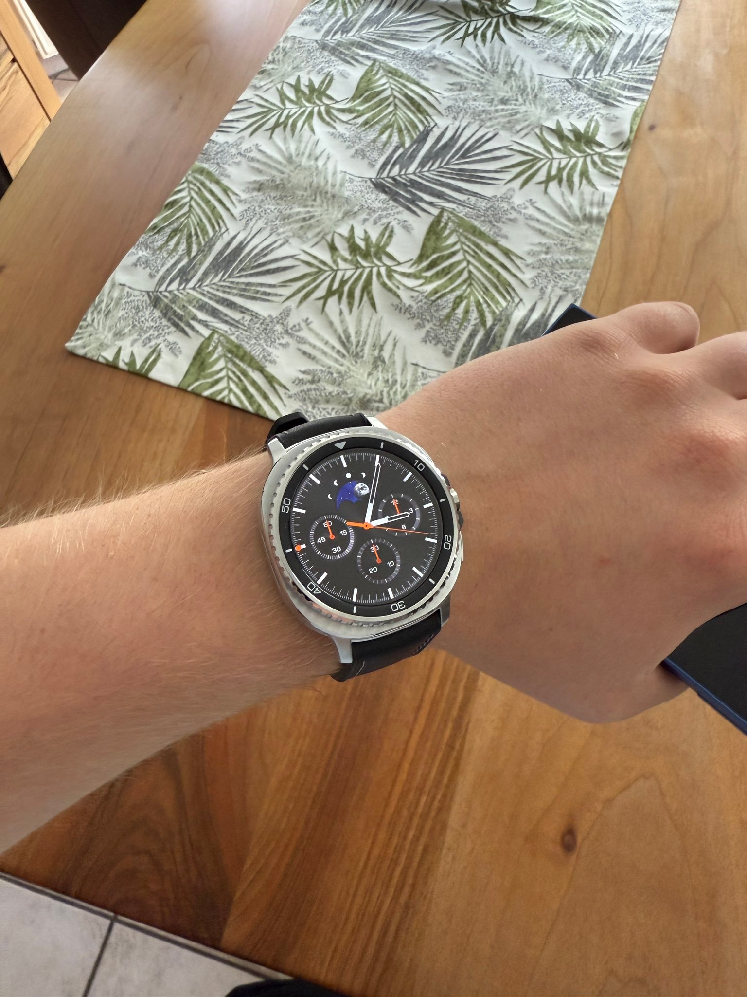 外国佬上手 Galaxy Watch8 Classic，很帅 ​​​