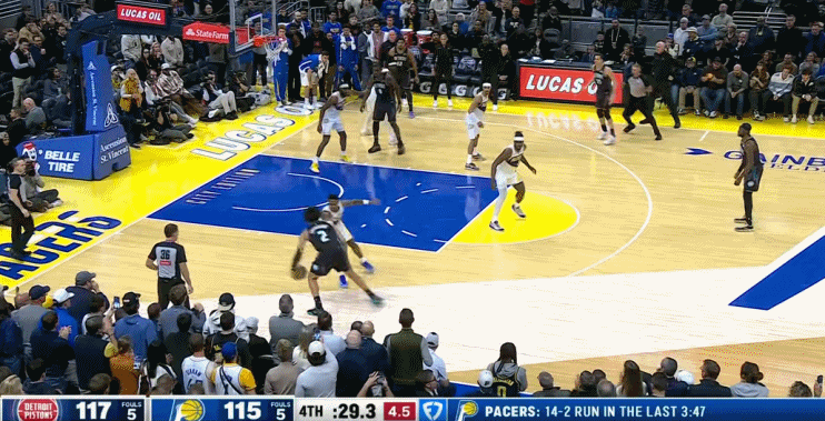 活塞13连胜了，追平了队史最长的连胜纪录。此前活塞出现10+连胜的赛季，最少都打