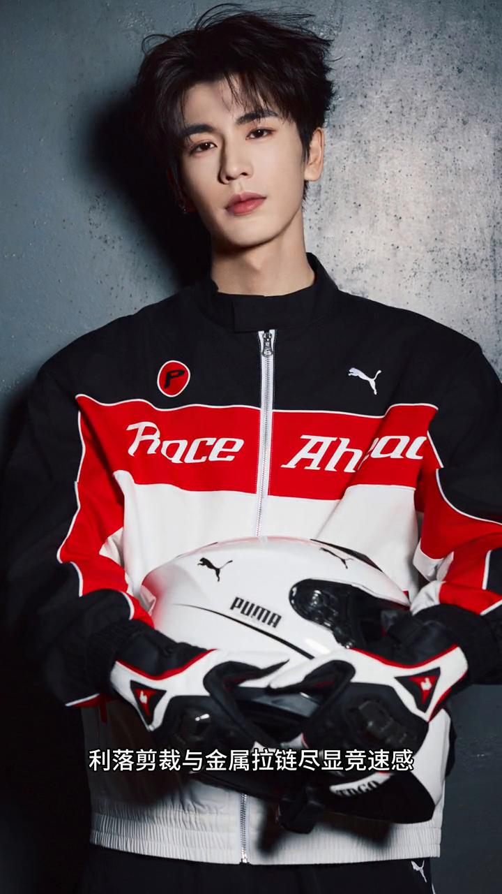 3月10日张凌赫现身上海品牌活动，一身红黑撞色赛车服，利落剪裁与金属拉链尽显竞速