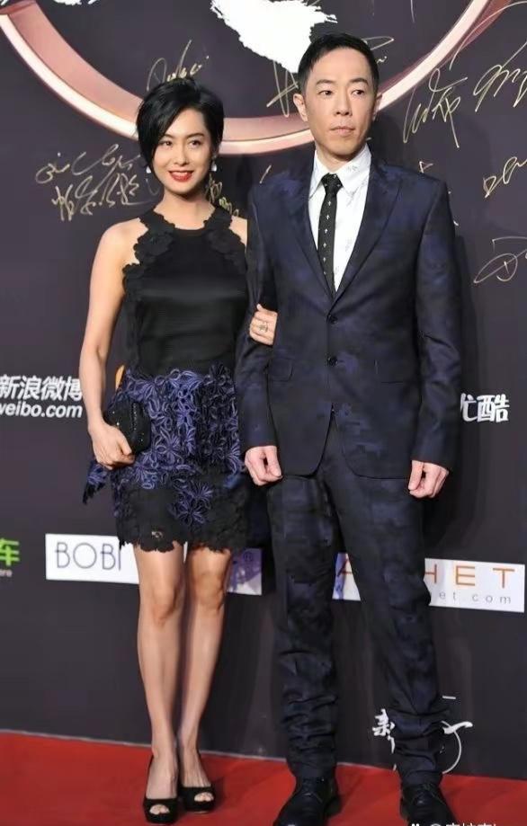 朱茵虽然个子娇小，但身材凹凸有致，肤质细腻五官精致，风情又有活力美感，非常有女人