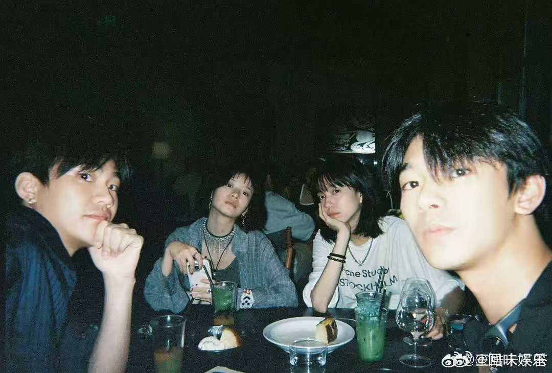 王皓镜头里的庄达菲李庚希张宥浩王皓这张合影太牛了！庄达菲李庚希张宥浩同框，两部作