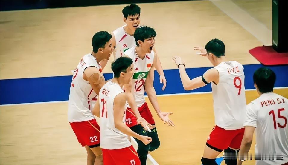 亚锦赛中国男排1-3输韩国，球员评分：
李咏臻90分，攻拦俱佳
王滨85分，还是