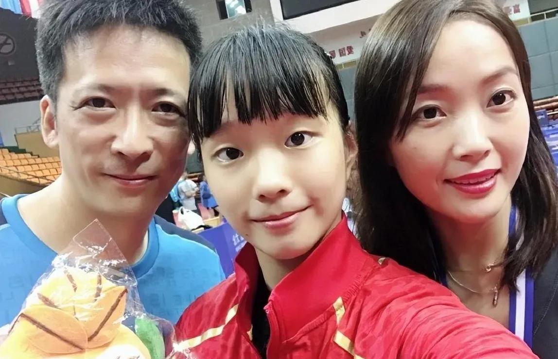 说真的，在国乒女队里石洵瑶真的算不上漂亮，甚至可说是相貌平平。

石洵瑶的母亲颜