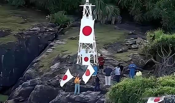 最近，钓鱼岛灯塔拆不拆吵翻了天。拆，因为上头插着他们的旗。不拆，觉得咱们管住不让