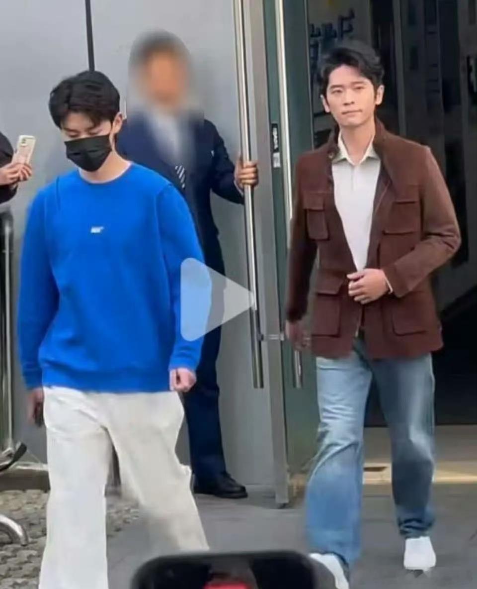 丞磊助理 说实在的，丞磊助理这个穿搭就是最普通的穿搭啊…大街上很多人都这样穿，白