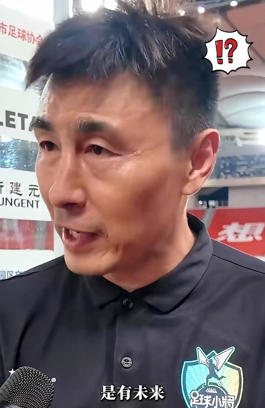 前国足的“球霸”李玮峰，突然隔空喊话，点名了董路的青训队。

这回不是综艺片段，