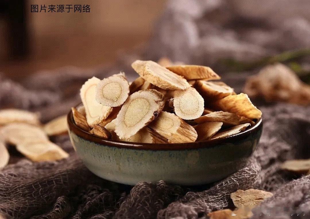 食同源说黄芪：小寒开始用黄芪。黄芪的药用迄今已有2000多年的历史，黄芪入药始载