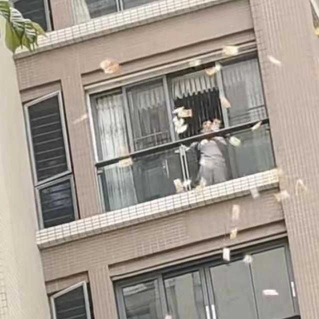 4月14日上午10点，广东汕头星湖城小区直接“炸”了——一女子站在高层阳台，疯狂