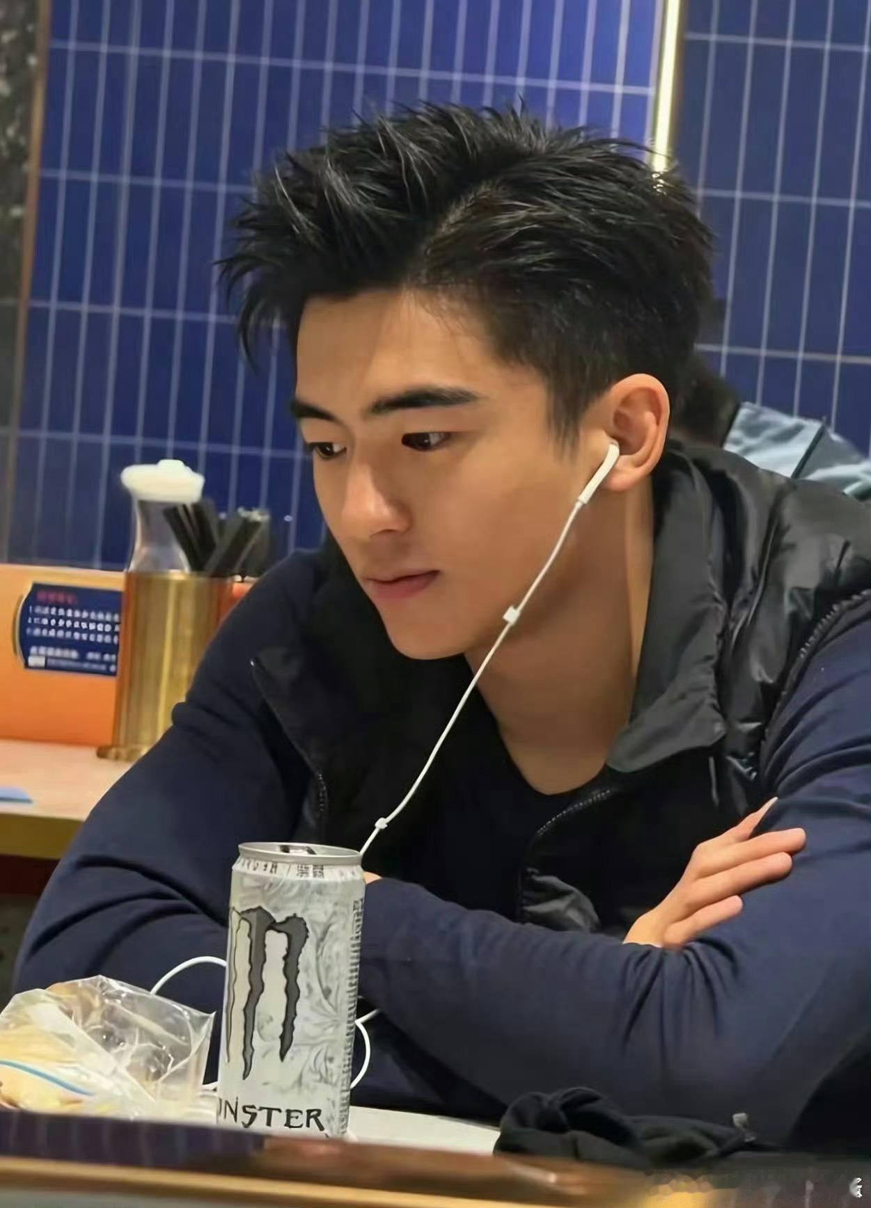 Lucas19岁了张柏芝为儿子Lucas庆生8月2日，张柏芝在社交平台晒出视频为