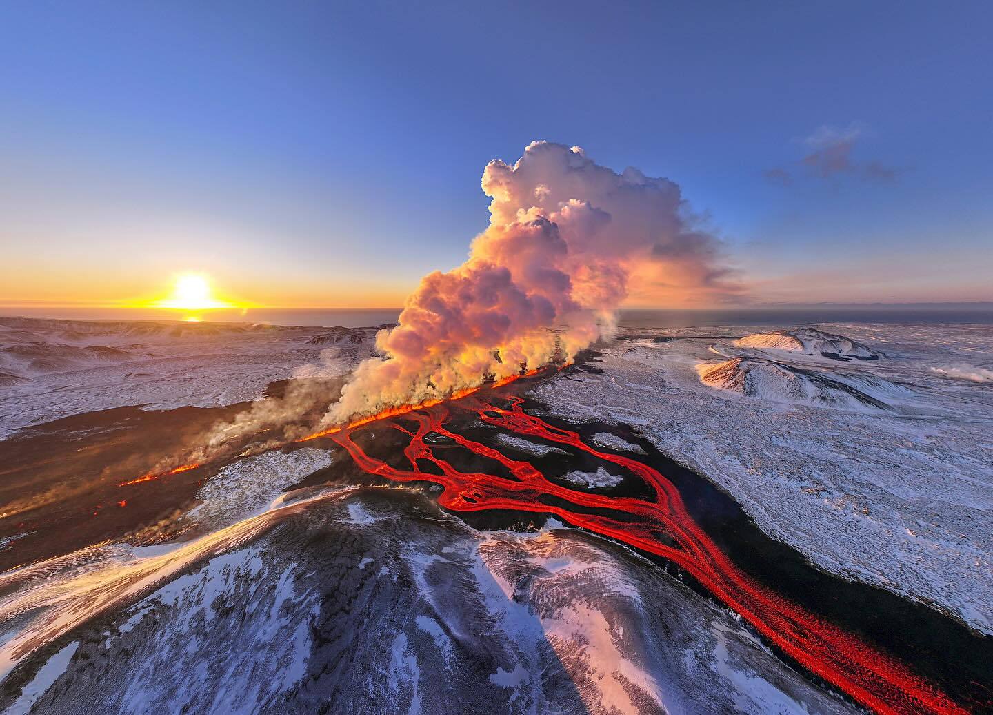 冰岛西南部的这个小火山啊，近来是一个月左右，岩浆就出来折腾一下，现在又平息了。目