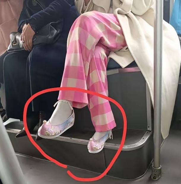 今天坐公交，瞧见一个年轻女孩穿了双鞋，那模样直接让我惊掉下巴，心里直犯嘀咕：这鞋