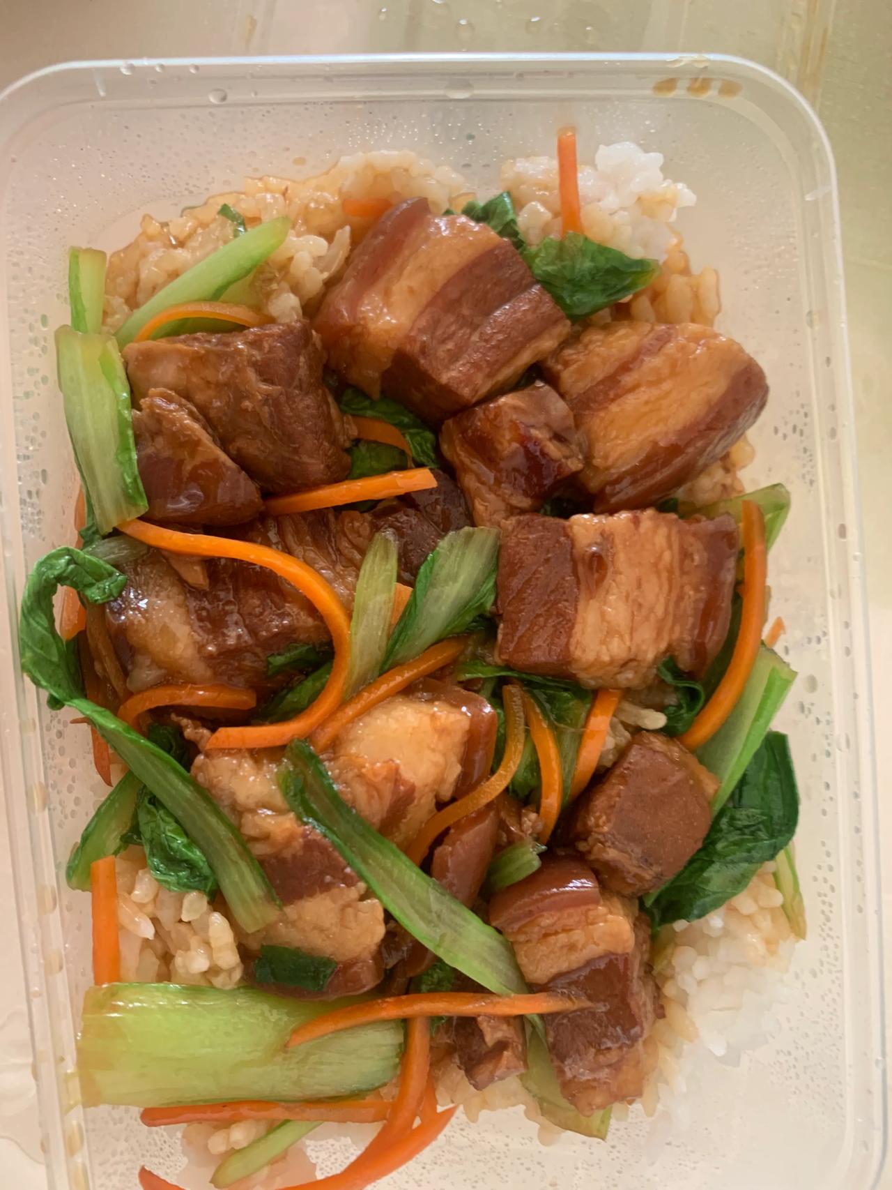家附近新开小餐馆，红烧肉盖饭12，肉末豆腐盖饭10，肉炒面10，一共32元，都是