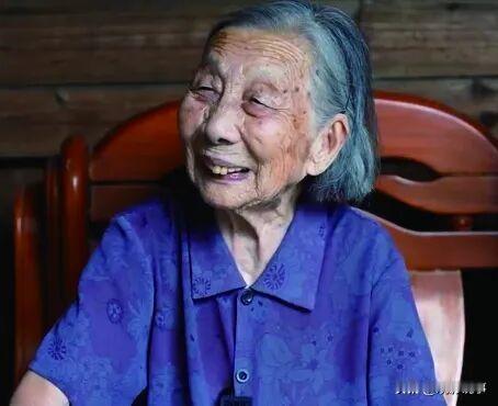 浙江温州永嘉黄田街道江边村，今年101岁的陈阿菊老人把目子过成了“小年轻”的模样