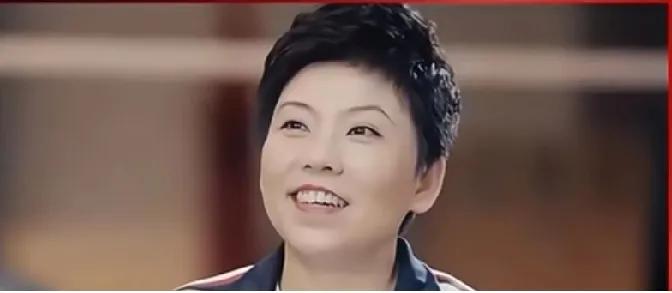 横滨冠军赛孙颖莎赢削球手这战，被邓亚萍点出关键：耐心破冰、扛住节奏、灵活变招 。