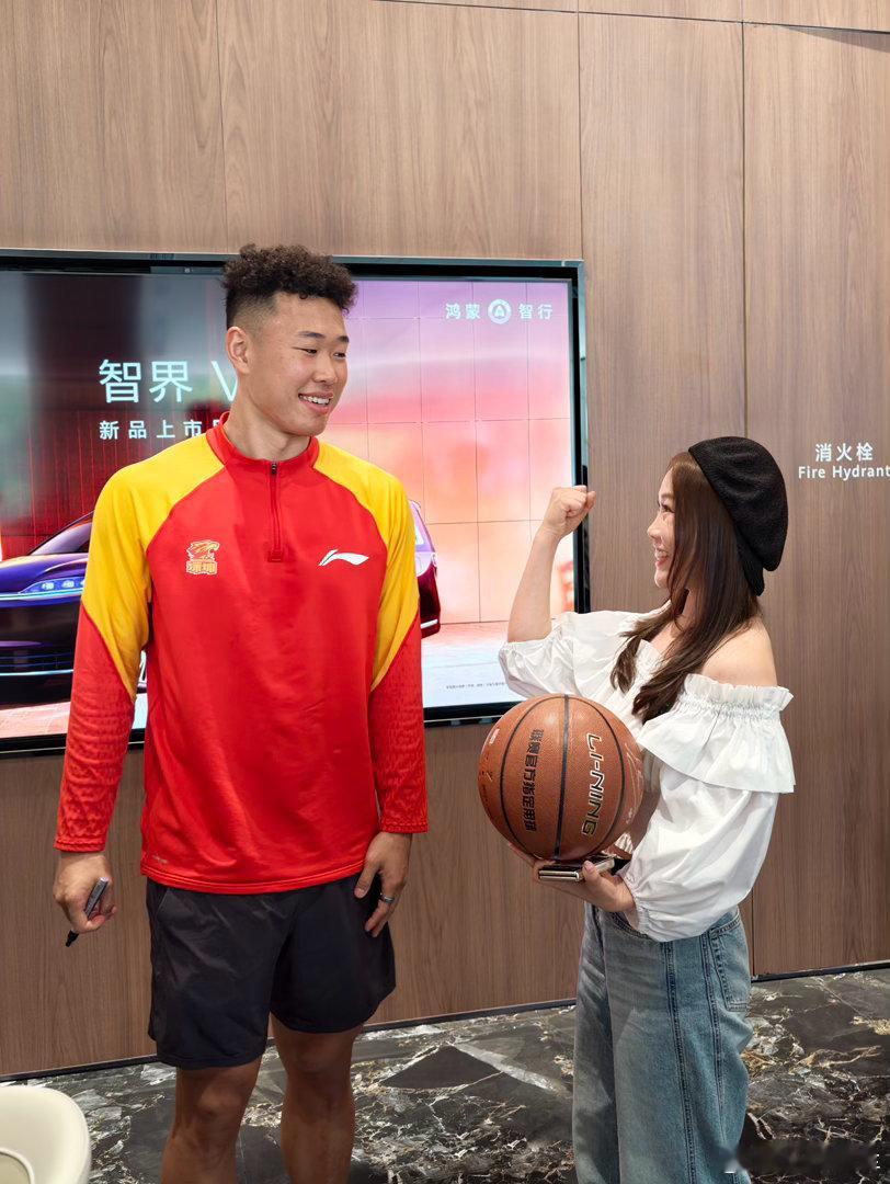 能有机会和一起坐在尊界里聊车，是我的荣幸再次恭喜贺希宁拿下CBA常规赛的MVP！