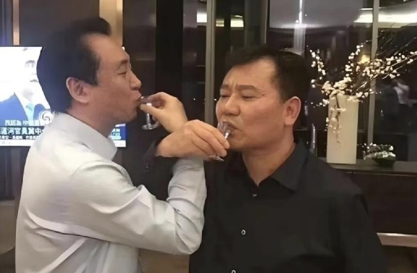 许家印从前的日子真是美好。
他玩花样和男士喝交杯酒，他吃的水果都是天价绿色的。