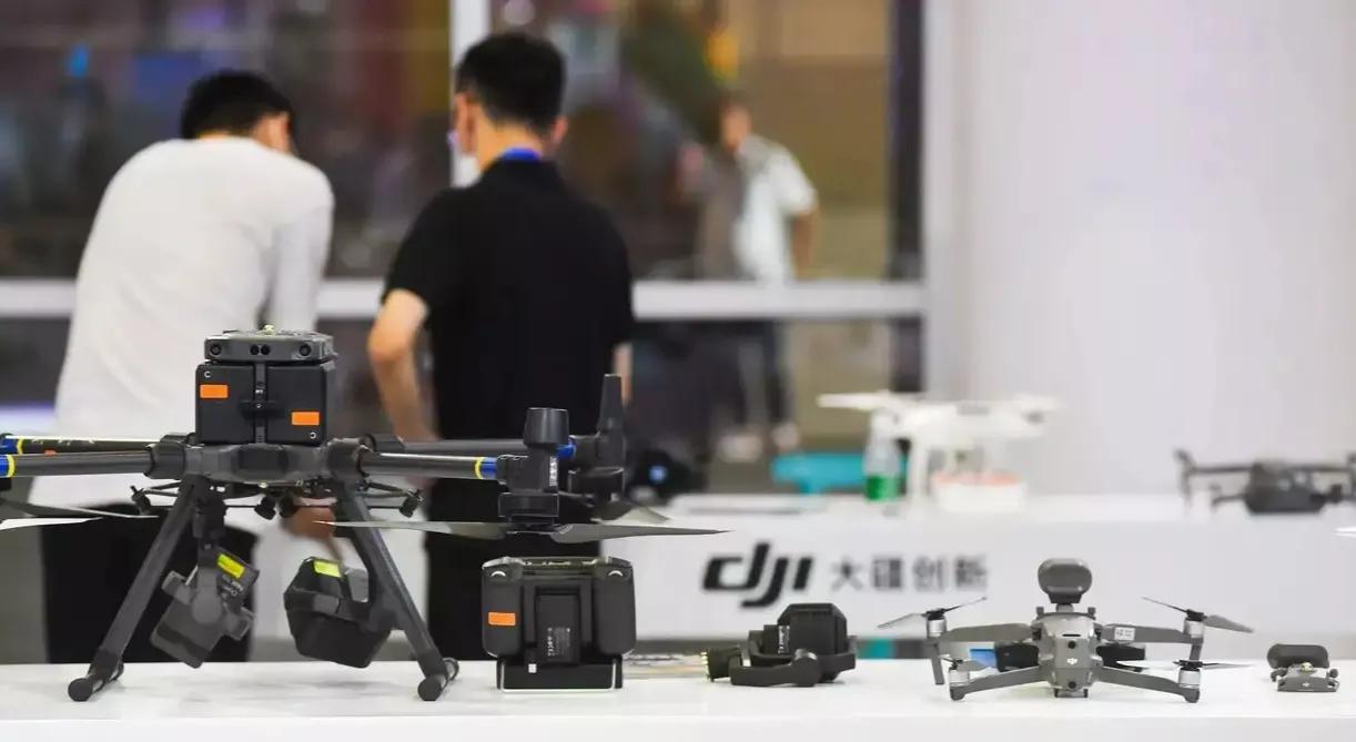 据3月19日俄媒RUSAMARA消息，中国开发出新型无人机，可以从一个无人机转变