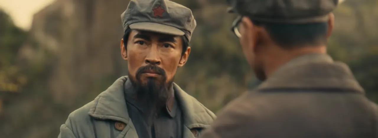 跟于和伟塑造的伟人形象相比，曹磊饰演的周副主席，动作和表情，都有些紧了，而且始终