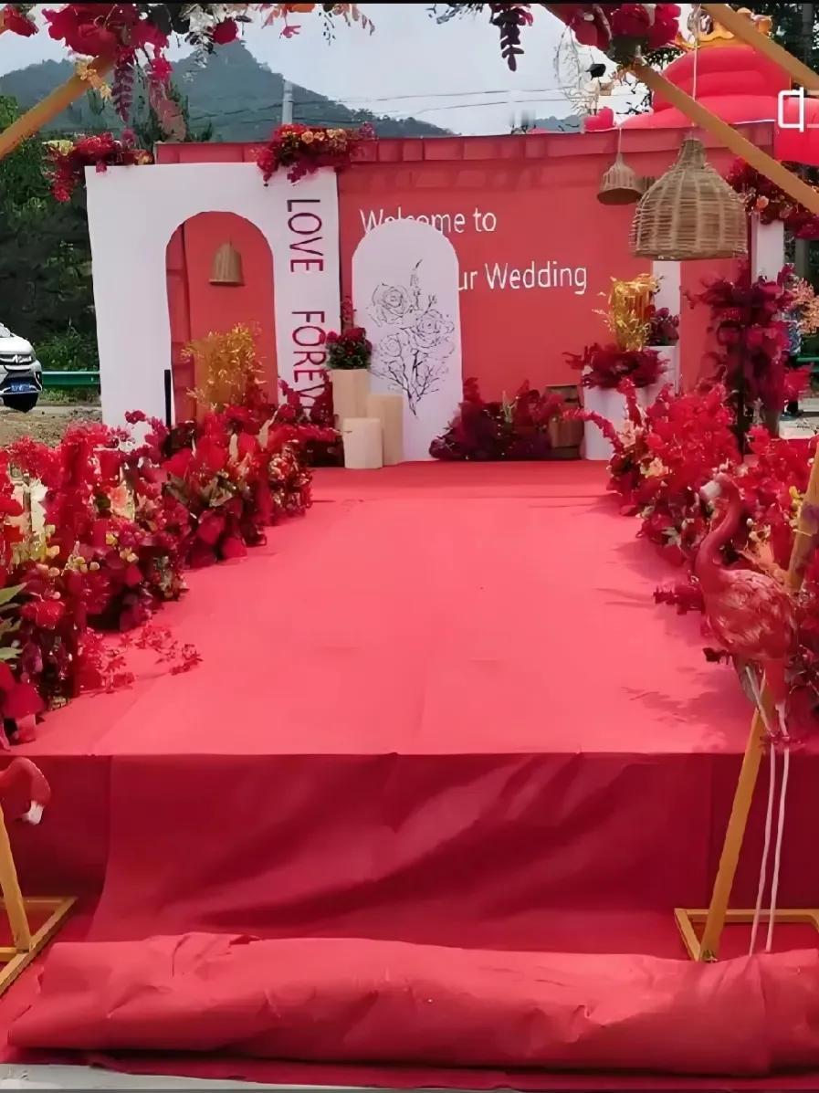 五一喜庆结婚日，
红毯铺地福运来，
彩旗飘飘吉祥兆，
锣鼓喧天来开道。
一对新人