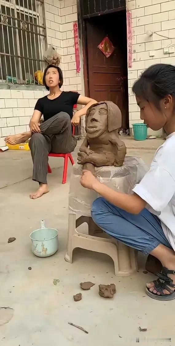 妈妈当女儿的模特。女儿创作的泥雕，作品不说有多像吧，但绝对是抓到了精髓，闺女的确