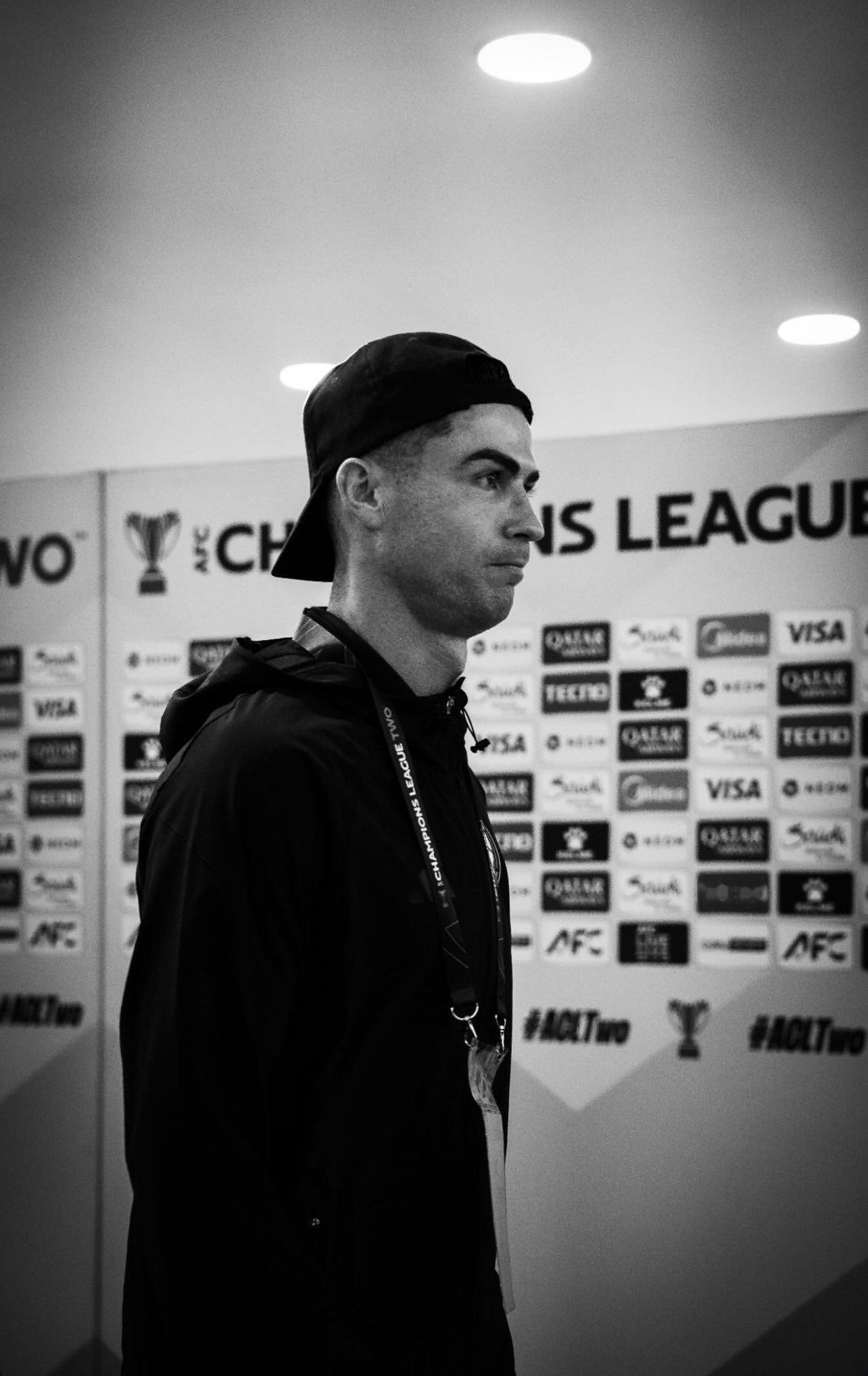 C罗利雅得胜利vs多哈国民单戴耳坠+反戴棒球帽 