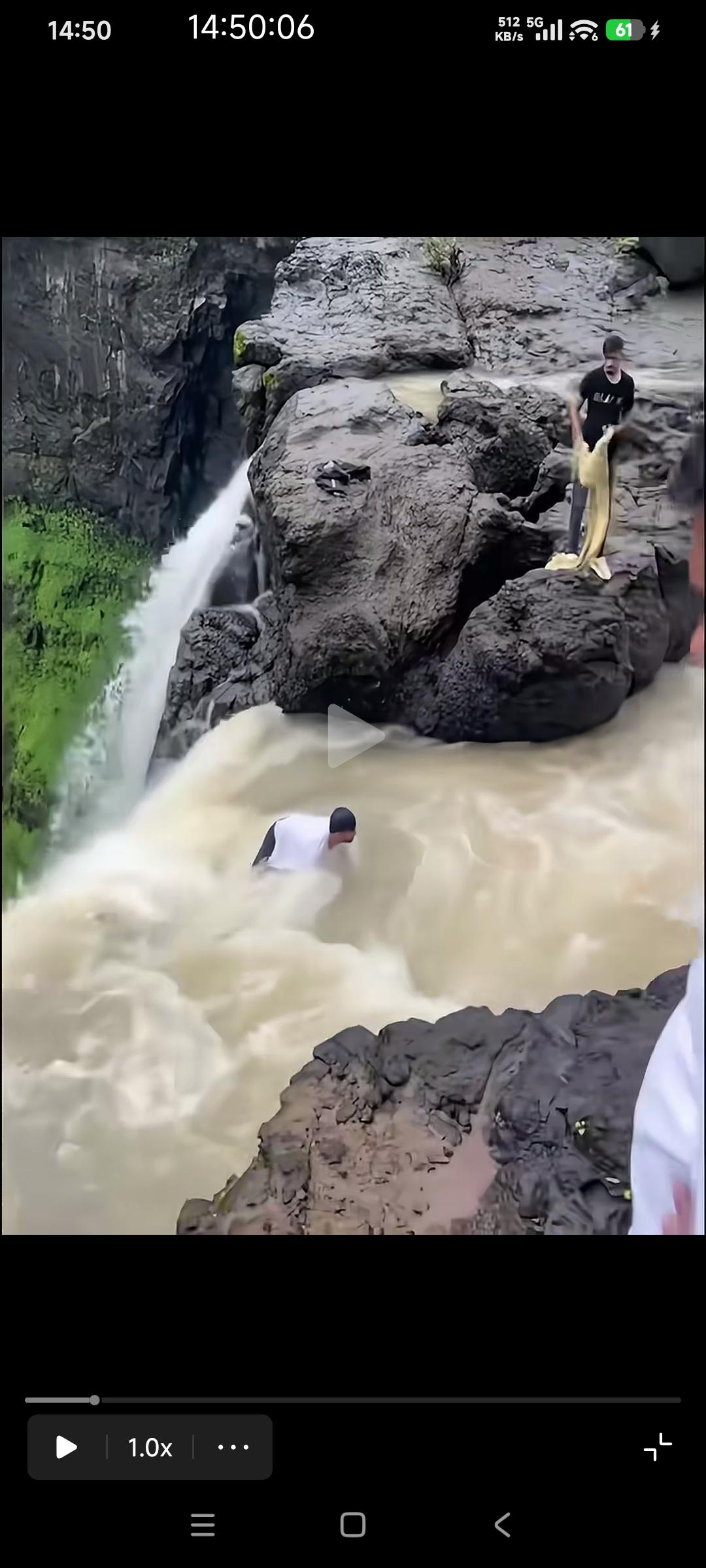 现场有人准备拿绳子去救他，但最后没有救上来！

这名白衣男子是印度网红萨加尔·昆