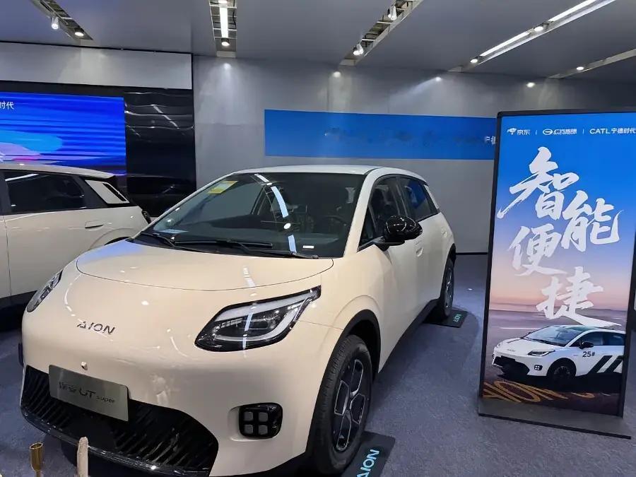 京东第一辆国民好车下线。
将于今年11月1日期间正式发布。
但是我相信刘强东。他