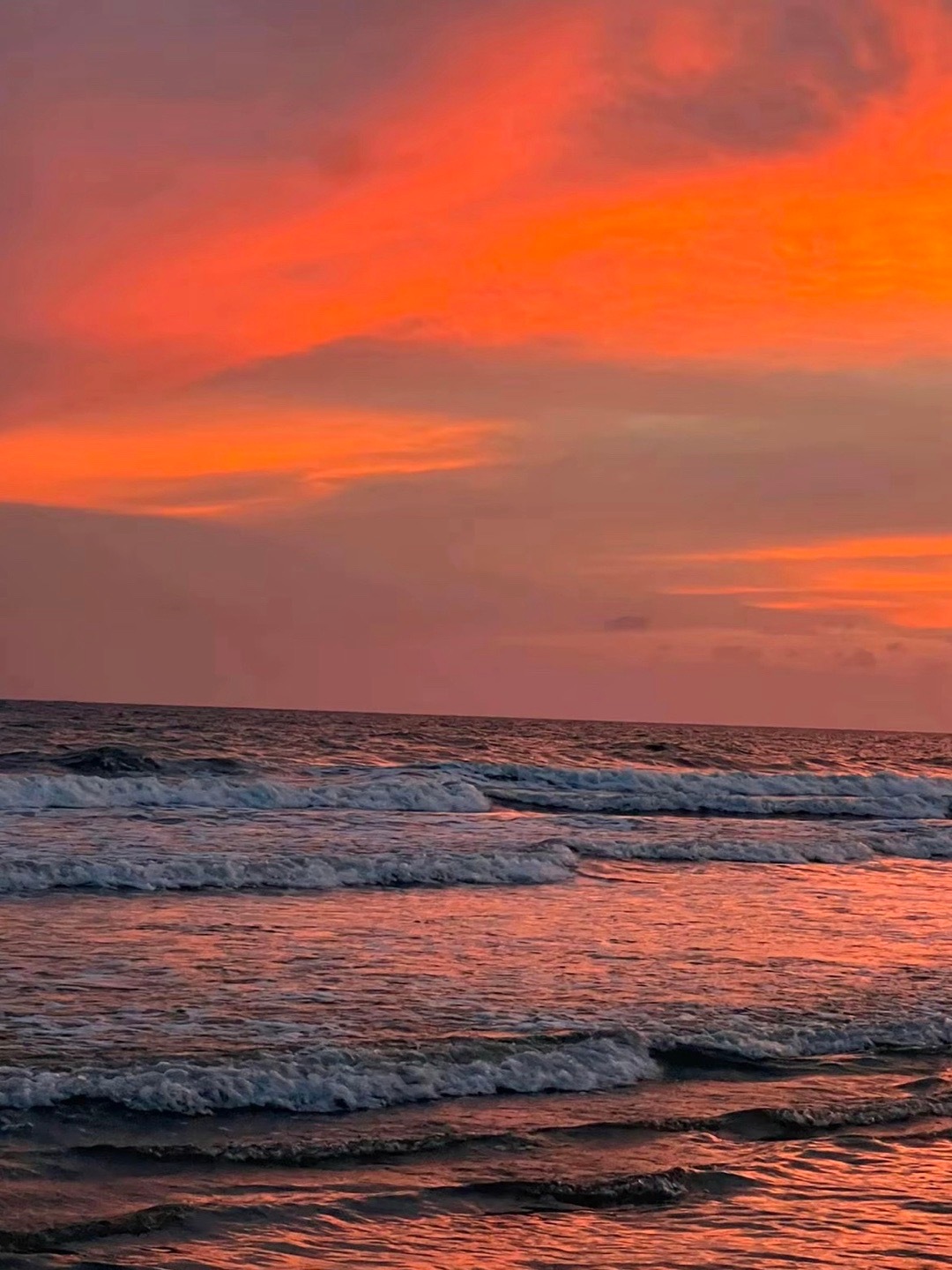 不要期待一个人会出现在你的生命之中，满足你所有的心理需求，从此你就不再寂寞了。没