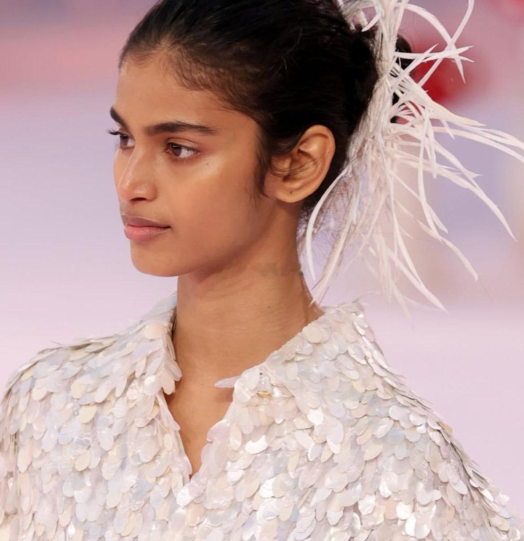 由创意总监Blazy执掌的 Chanel 首个高级定制系列，于巴黎高订周惊艳登场