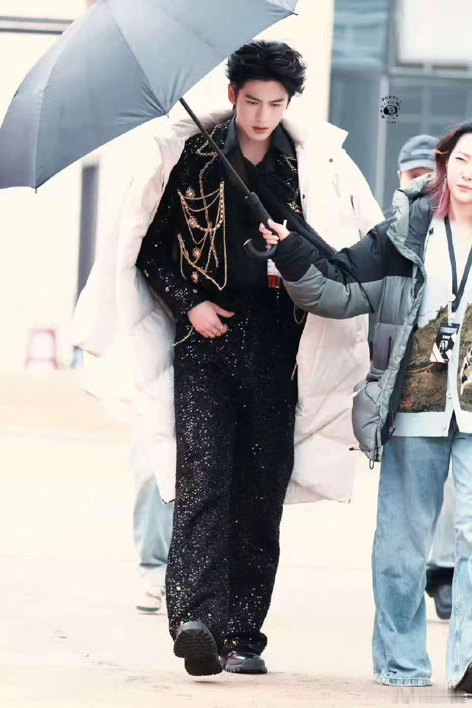 张凌赫亮片爱豆妆  张凌赫的亮片爱豆妆是会“夺魂”的吧！星星点点的亮片在他脸上，