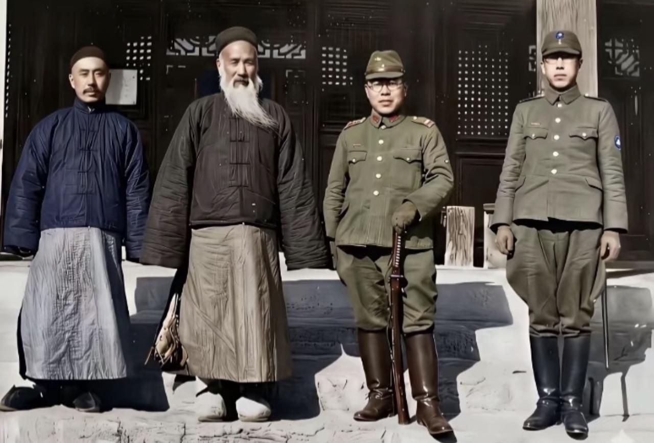 不少人把这张1938年曲阜孔庙的老照片里的长须老者误认成任法融，完全是张冠李戴，