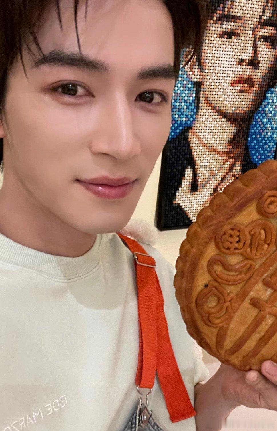 携手王星越和超级大月饼祝大家中秋快乐 ​​​