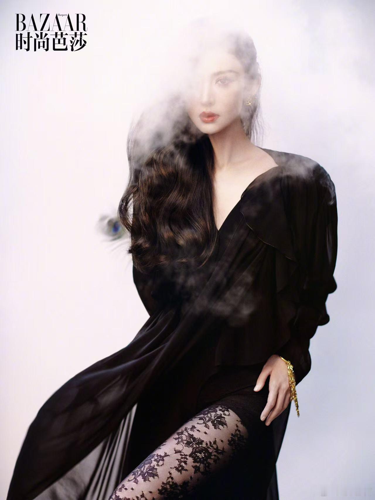 娜扎的新世界芭莎十一月刊封面 这一期的芭莎封面是娜扎的全新蜕变，她的气场与气质都