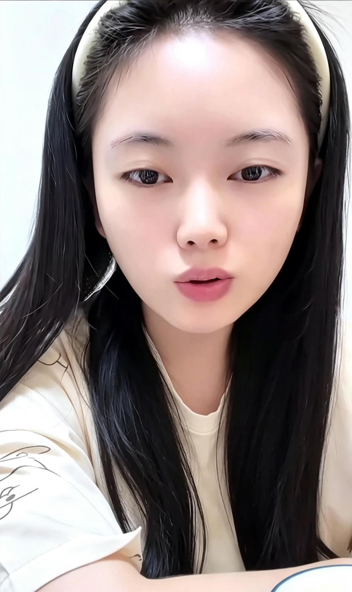 阿朱直播间喊话唐三妹来参加活动这件事，说白了就是把人家架在火上烤。她10月4号和