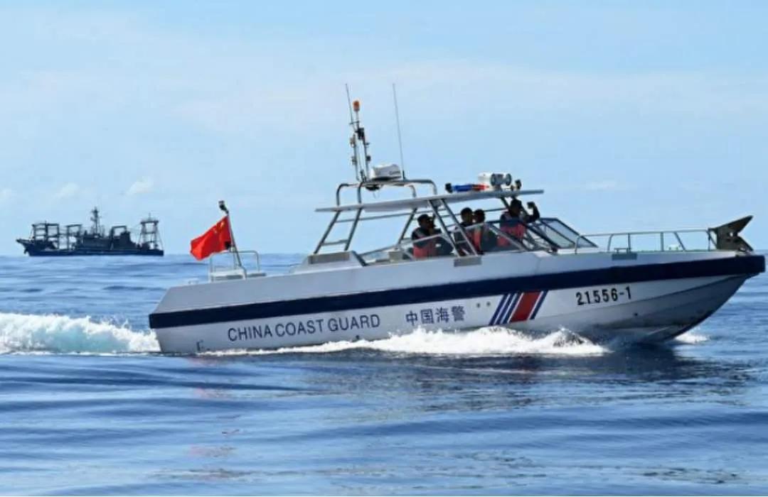 #中国海警登临检查菲律宾船艇#  真实的场景是：中国海警暴打菲律宾特种部队，缴械