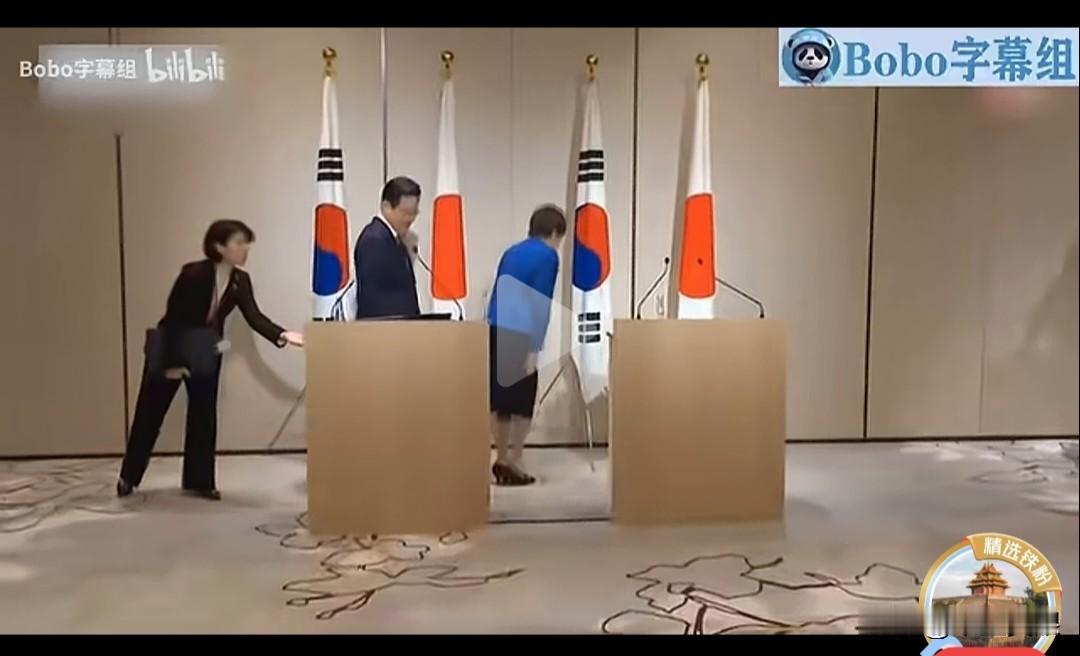 李在明与高市早苖共同见记者时，后面交叉插着韩日两国国旗，有意思的是，高市首相每走