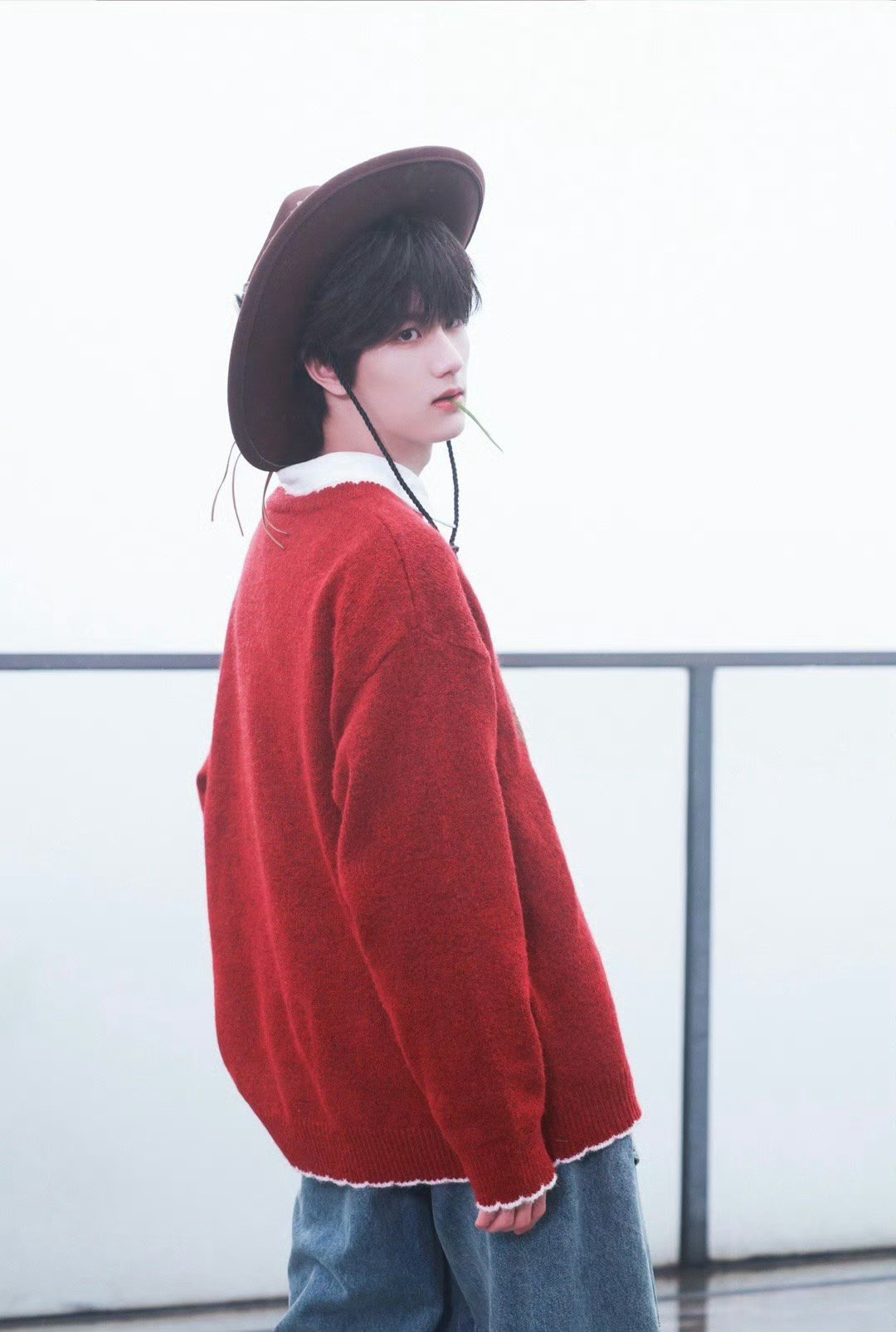 李煜东马年串烧花絮照 李煜东马年串烧花絮照🈶衬衫叠穿毛衣搭配西部牛仔帽好帅又萌