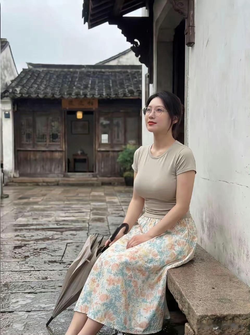 原来世间最美好的美好，从不是轰轰烈烈的奔赴，而是这般在寻常烟火里，于雨中撑伞独行
