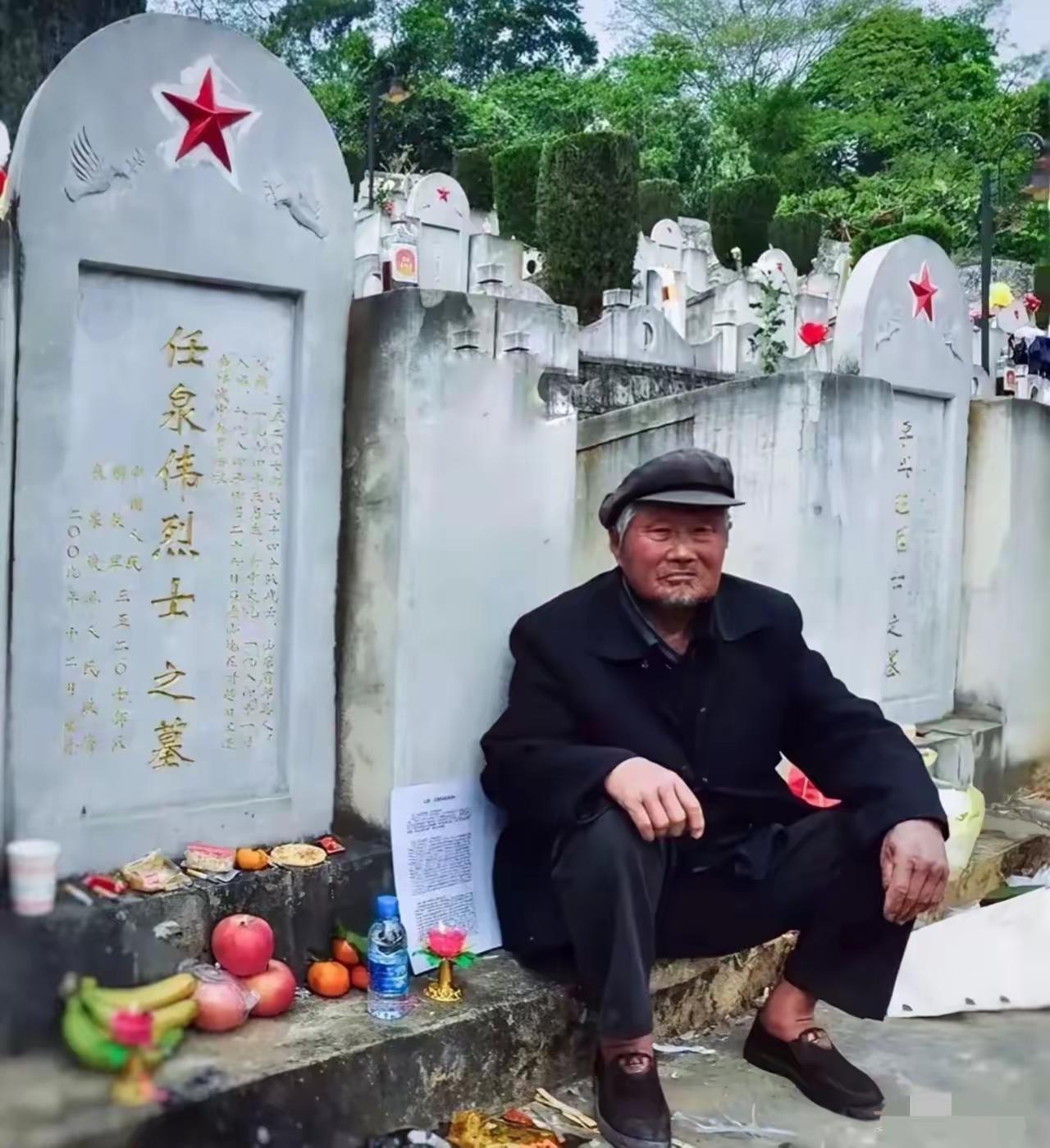 没想到88岁靠捡废品过活的老人，整整攒了34年的钱，才第一次走到牺牲儿子的墓前！