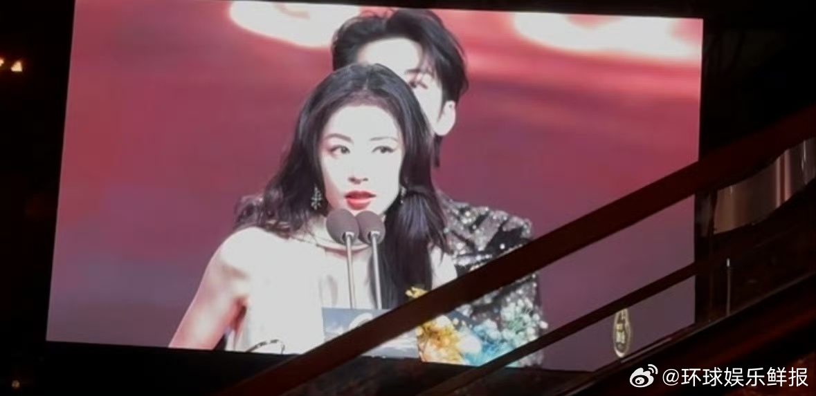 周雨彤帮张天爱领奖张天爱生病周雨彤帮忙领奖 二话不说的守护太好哭！雨彤替天爱守住