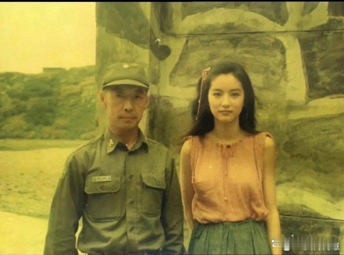 林青霞早年的合影，即便放到如今的演艺圈，她的容貌依旧是拔尖的水准。 