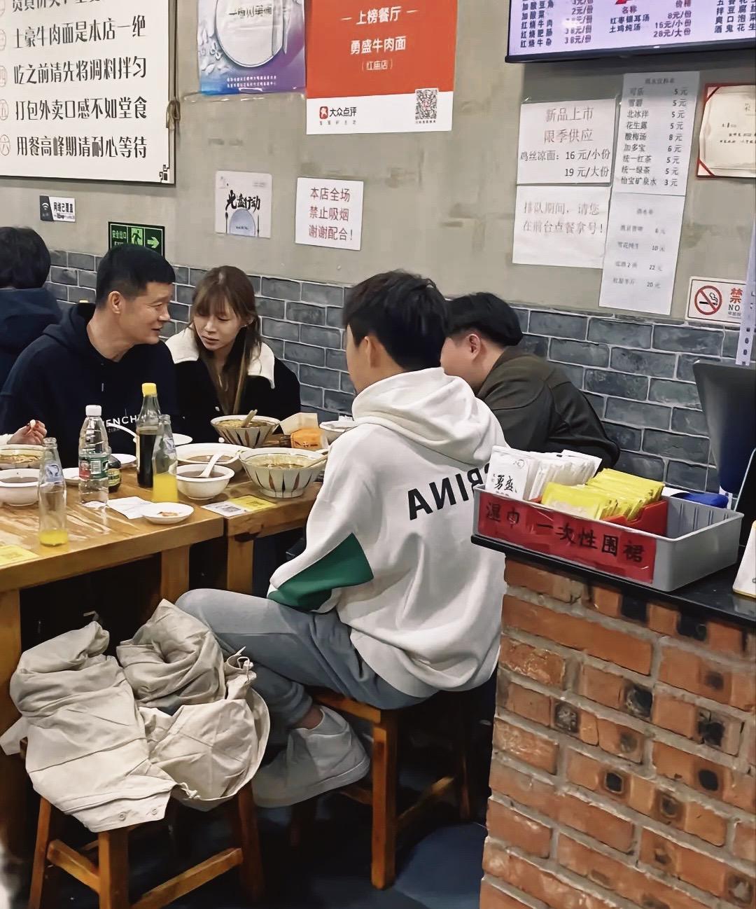 曝痞幼新恋情 年龄好大啊，都能当她爸了，还女追的男，不理解不祝福 