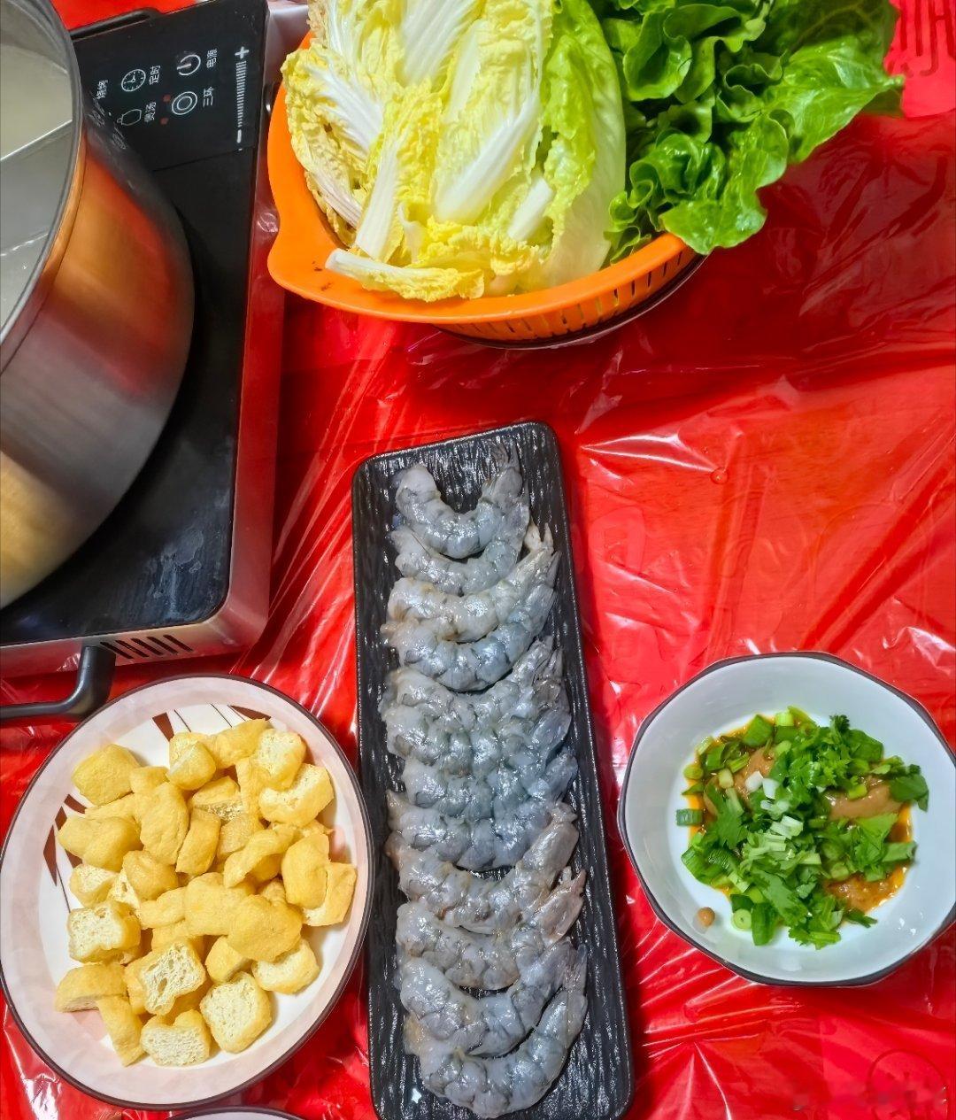 回家吃饭是成年人的奢侈品  外面饭菜再精致，也比不上家里的一日三餐。简简单单的家