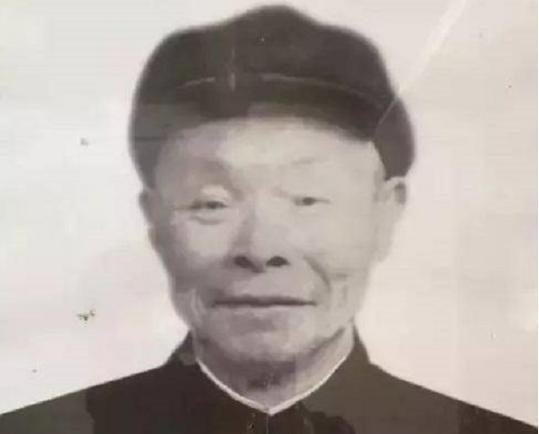 1947年，毛主席与任弼时发生争论，没有人敢上前劝阻。这时站在窑洞外的一名炊事员