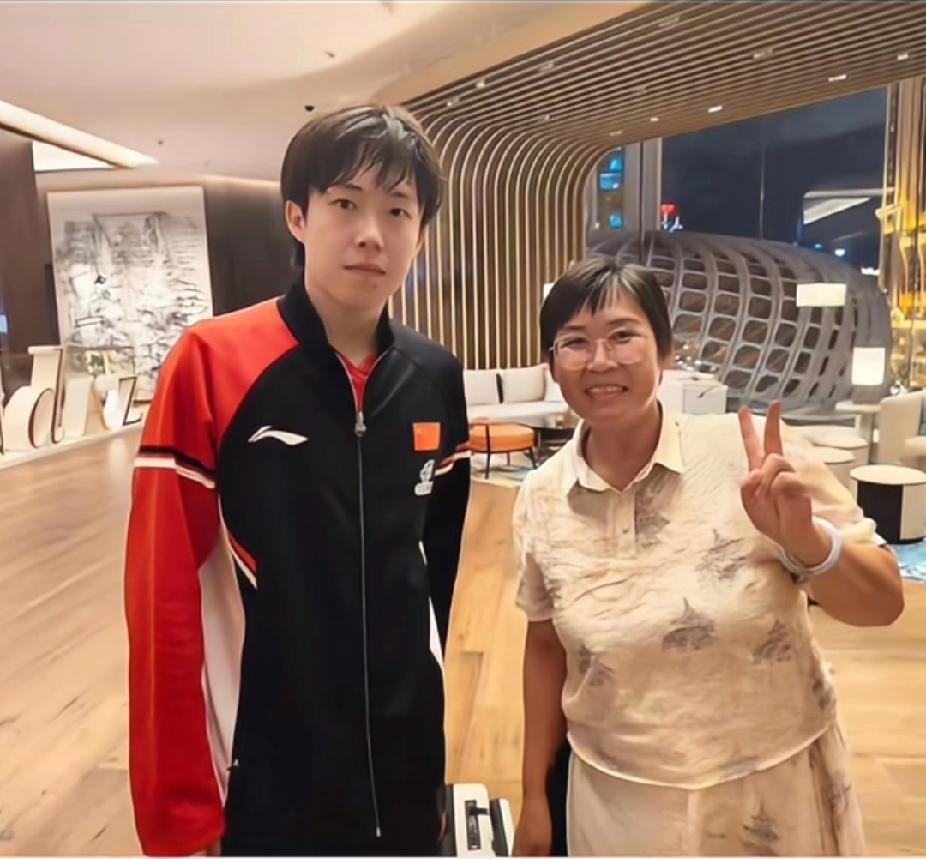 王楚钦与粉丝合照好有氛围感
 
澳门冠军赛期间，王楚钦和一位阿姨的合照太有爱啦～