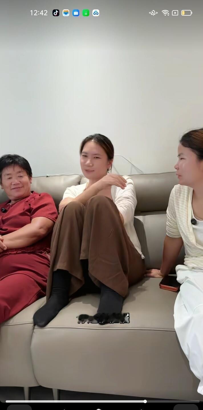 有这婆婆，真让人窒息！
当着娘家人的面，她竟还催生。
她说两个儿子多好，可谁生谁