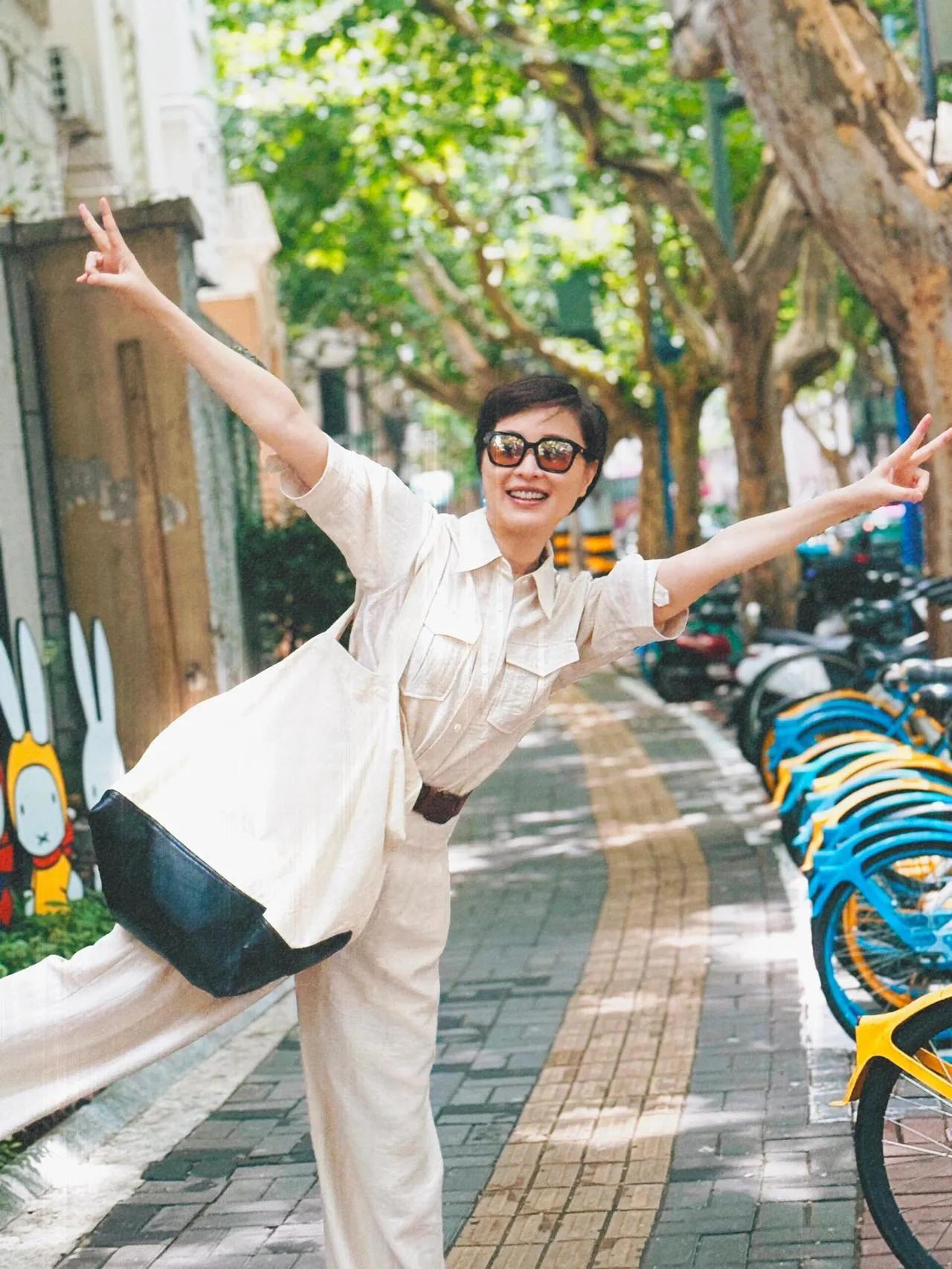 吴越的穿搭真的太适合中年女性抄作业了！
宽松衬衫+高腰阔腿裤，遮肉显瘦
同色系搭