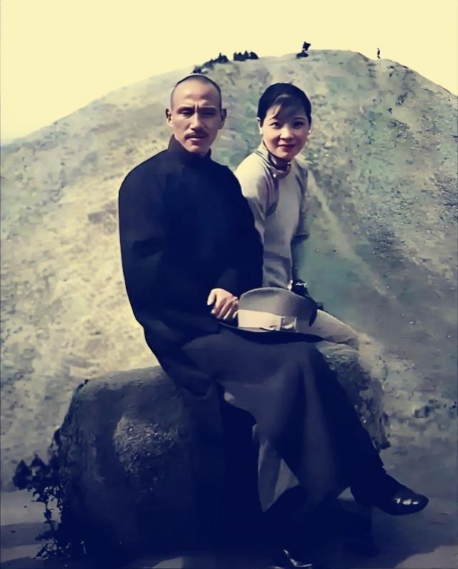 有趣照片1934年10月21日，蒋介石与宋美龄在西北咸阳茂陵霍去病墓前，坐在一块